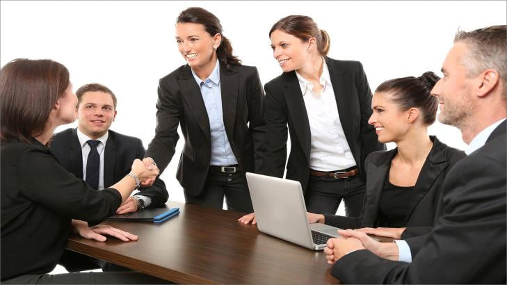 أهمية إنشاء العلاقات المهنية في الحصول على مقابلة عمل