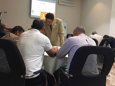 المدرب جمعة محمد سلامة يختتم دورة السلامة الصناعية في مواقع العمل لمجموعة من الموظفين