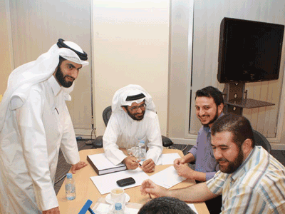 المدرب الأستاذ عبد الرحمن الحرمي يساعد المتدربين 