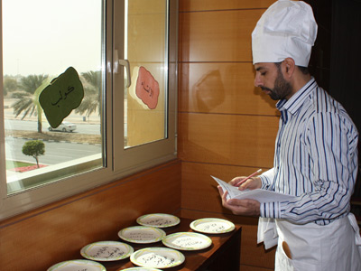 الطباخ محمد الشبلي يُعدّ الوجبات المطلوبة منه.