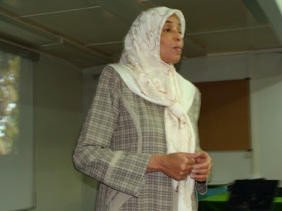 ممثلة إيلاف ترين في حاسي مسعود المدربة الأستاذة فائزة بسرة أثناء تقديم الشرائح