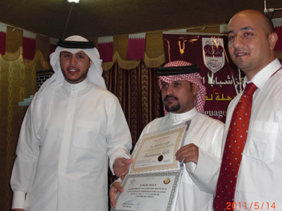 الأستاذ علي صالح يتسلم شهادة إجتياز الدورة.