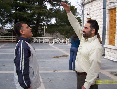 المتدرب محمد زبَدية (يمين) والمتدرب أحمد اسفنجة (يسار) أثناء التمارين