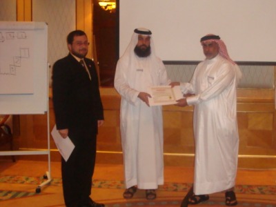  المتدرب القادم من دولة قطر علي البوعنين يتسلم شهادة الدورة من المدرب الساعدي وبحضور المدرب محمد بدرة