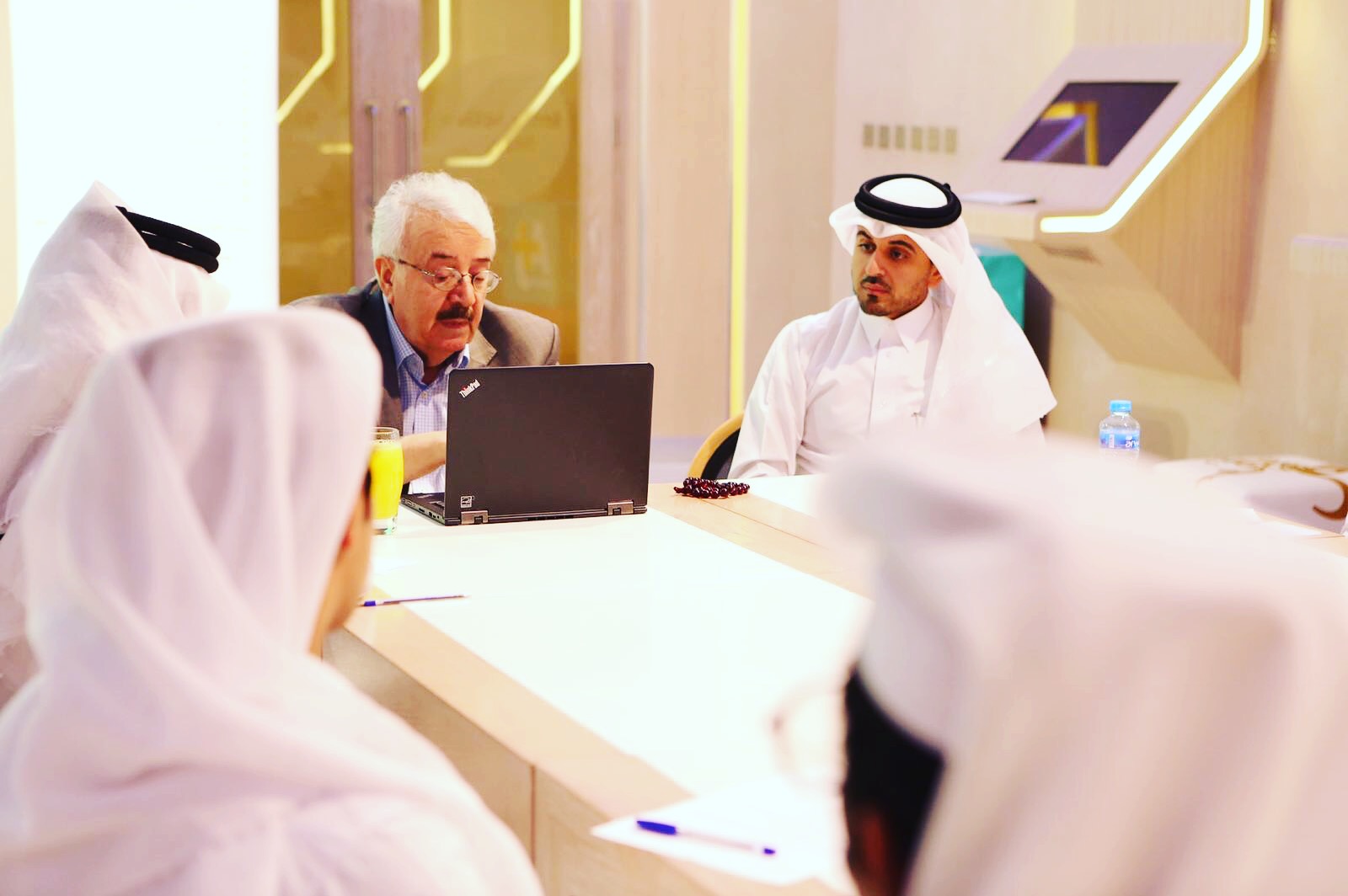 جلسة حوارية عن فن التواصل مع الآخرين بإدارة المدرب احمد المالكي 