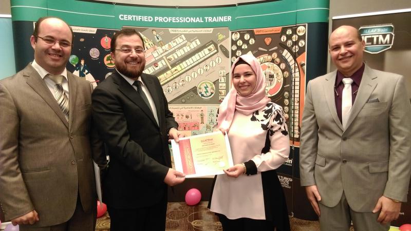 الدكتور محمد يسلم المتدربة إيمان منلا أحمد شهادة دورة دبلوم مدرب محترف معتمد