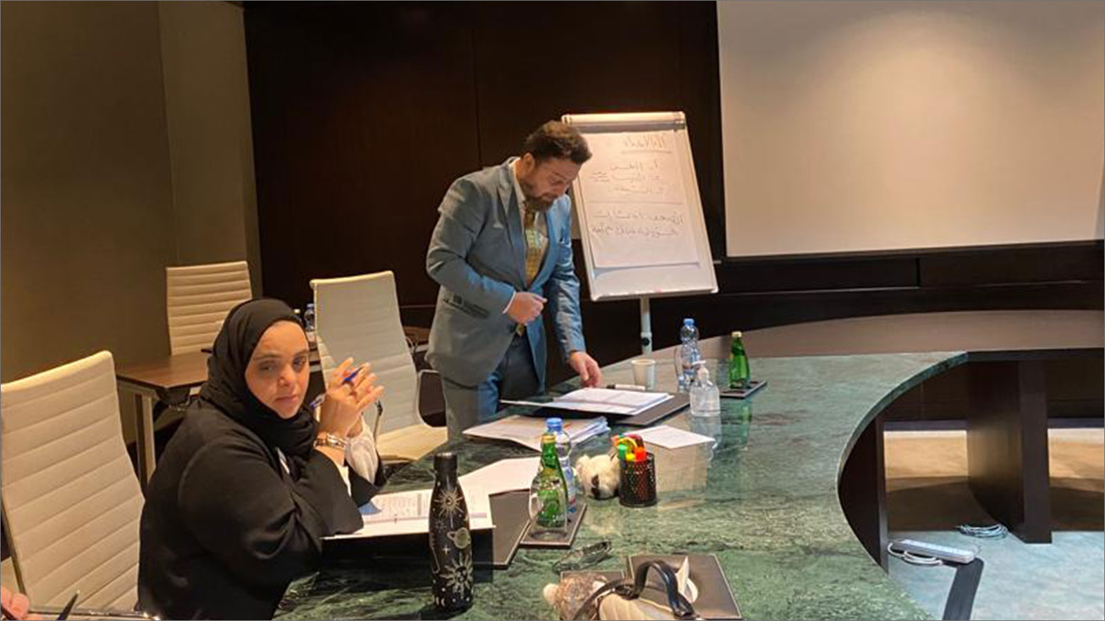 الدكتور محمد خلال تقديم الشرح في أثناء الحدث التدريبي