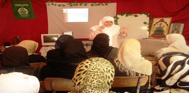 الجزائر - أولاد جلال: المدربة عائشة لزنك في ورشة مهارات التفوّق الدراسي للطالبات