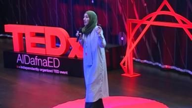 المدربة إحسان بدر تتحدث عن تجربتها في مؤتمر تيدكس التعليمي