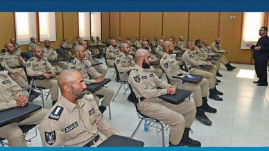 كلية الشرطة في الدوحة تستضيف المدرب أول آري أزاباني في دورة التأهيل القيادي.