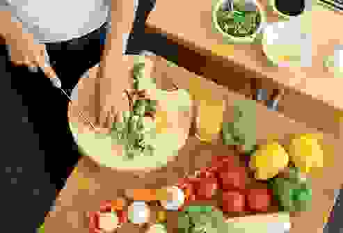 طاولة المطبخ، (يوميّاً) طاولة المطبخ، (يوميّاً)